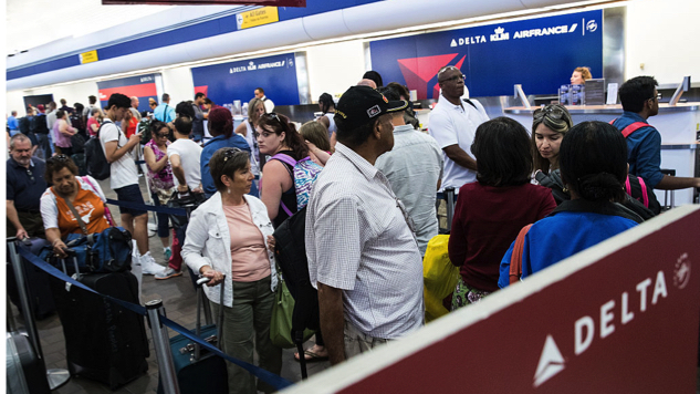 Delta Air Lines Offers Refunds CEO Apologizes After 1,000 Flights Canceled