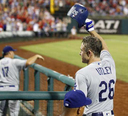 Utley hits 2 HRs, gets curtain calls in Philadelphia return