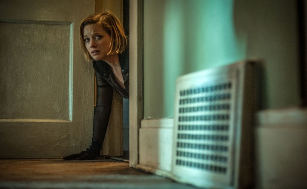 Jane Levy's burglar struggles to escape in 'Don't Breathe'