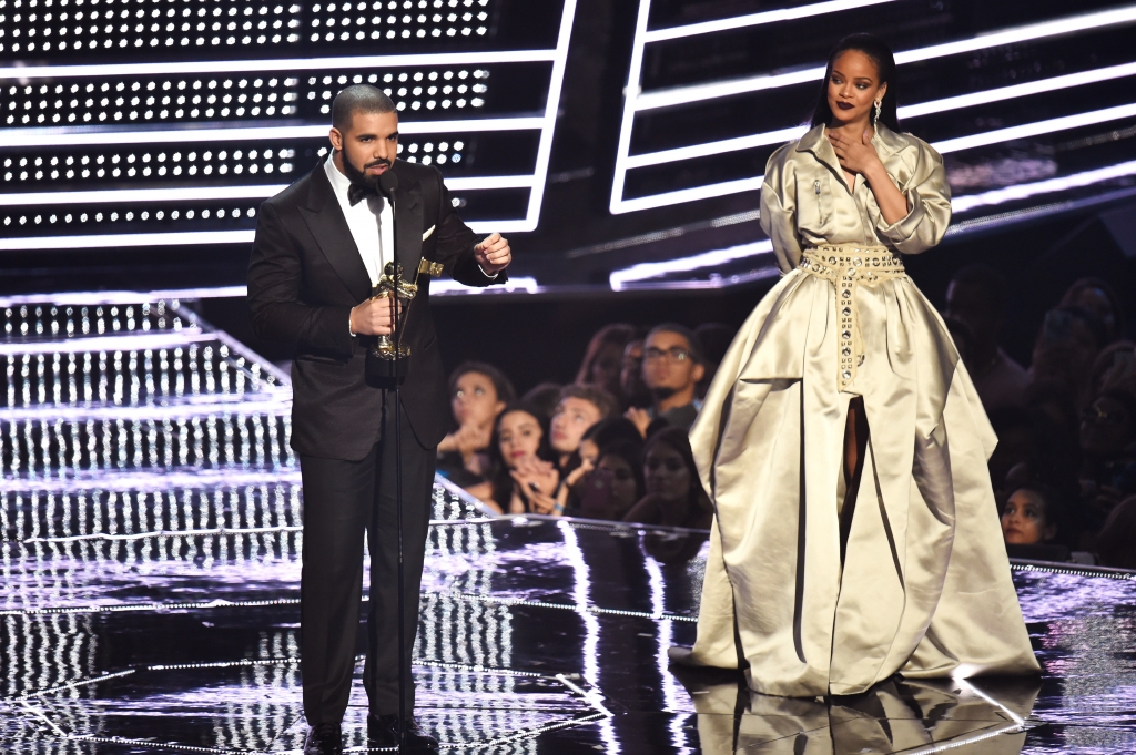 Rihanna leaves Drake hanging at the VMAs after he tries to kiss her