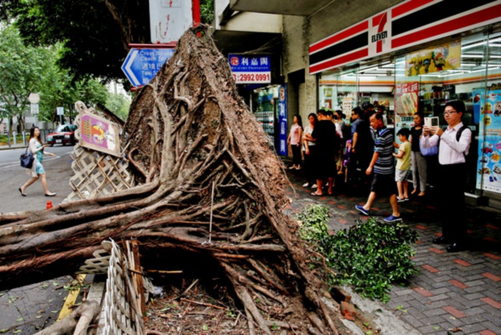 Typhoon Nida sweeps into China after shutting HK