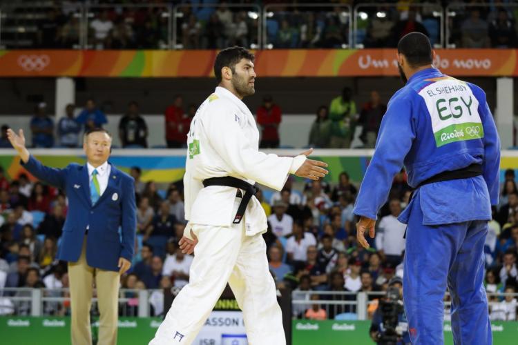 Egypt's Islam El Shehaby declines to shake hands with Israel's Or Sasson after losing during the men's over 100-kg judo competition at the 2016 Summer Olympics in Rio on Friday