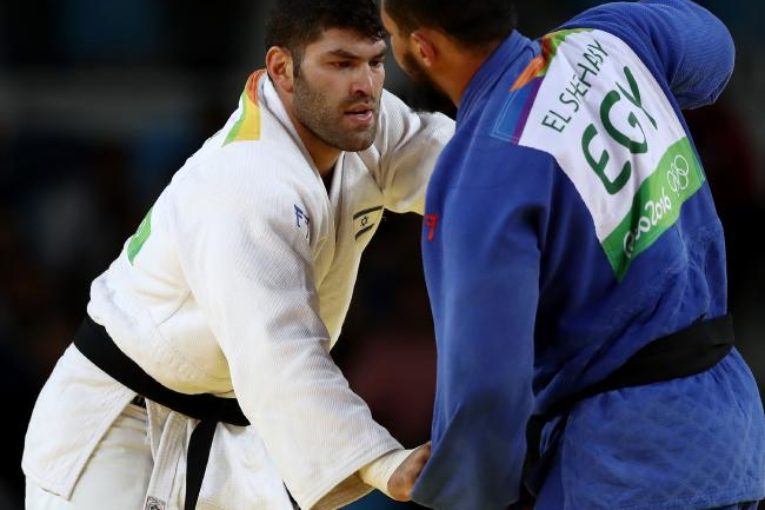 Egyptian judo competitor refuses to shake hands with Israeli foe after losing at Rio Olympics