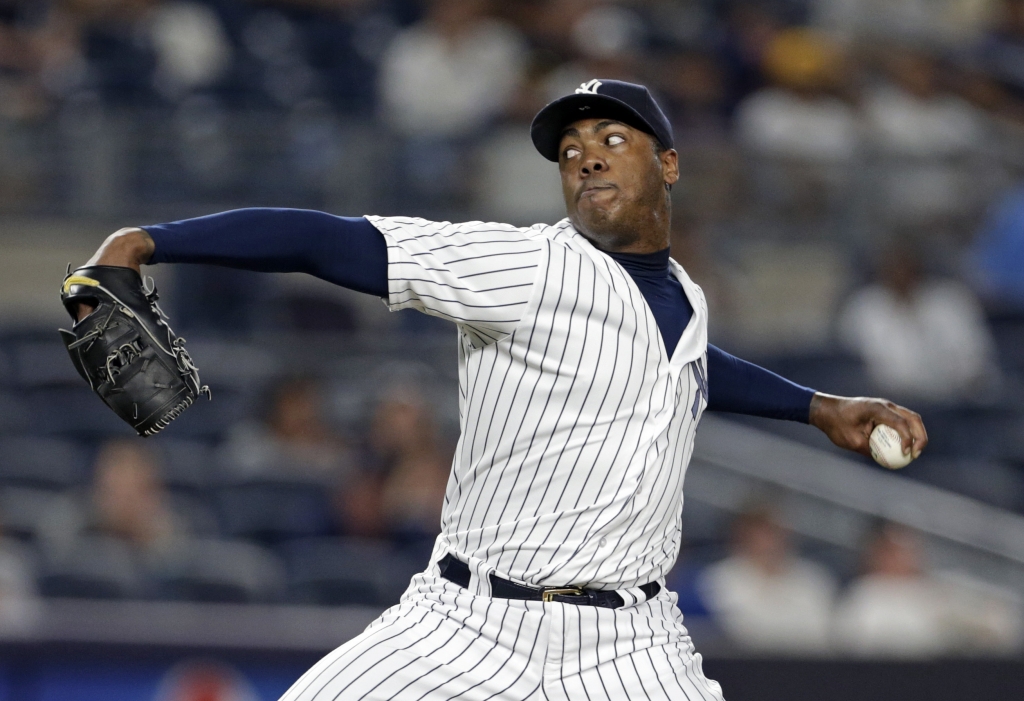 El relevista Aroldis Chapman de los Yanquis de Nueva York lanza ante los Medias Rojas de Boston el domingo 17 de julio de 2016