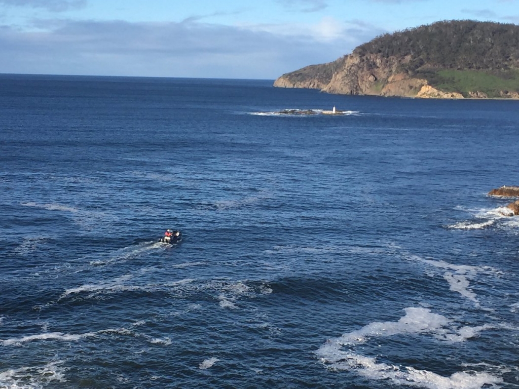 Police searching for two missing fisherman near Black Jack reef @abcnewsTas