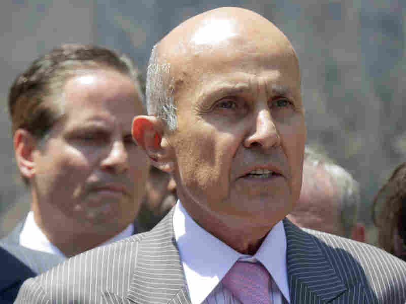 Former Los Angeles County Sheriff Lee Baca has withdrawn his guilty plea and chosen to go to trial on a charge of lying to federal investigators about allegations of corruption in his jail