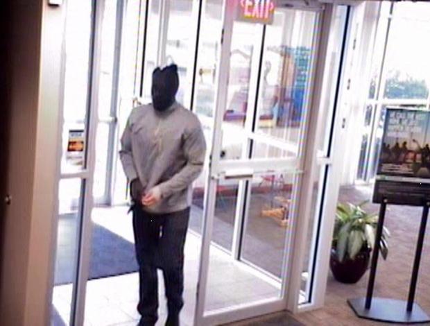 Serial bank robber sought in Philly