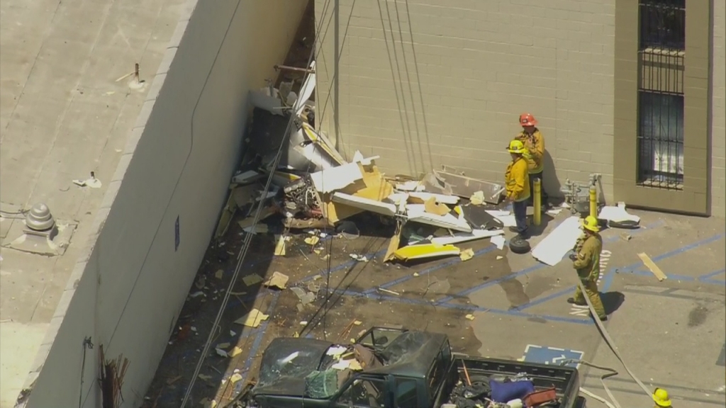 At least 1 dead in plane crash in Van Nuys