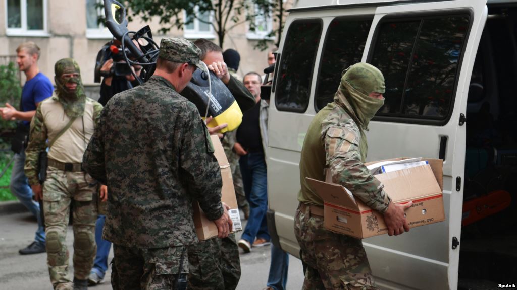 FSB officers take part in raid at a residential building in St. Petersburg on August 17