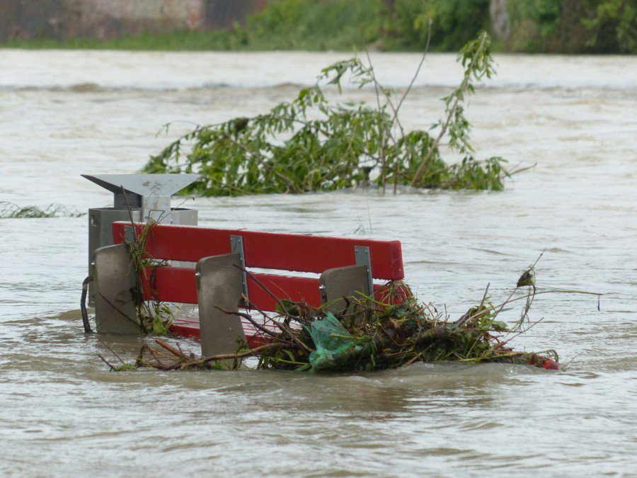 Trump right to visit flood area