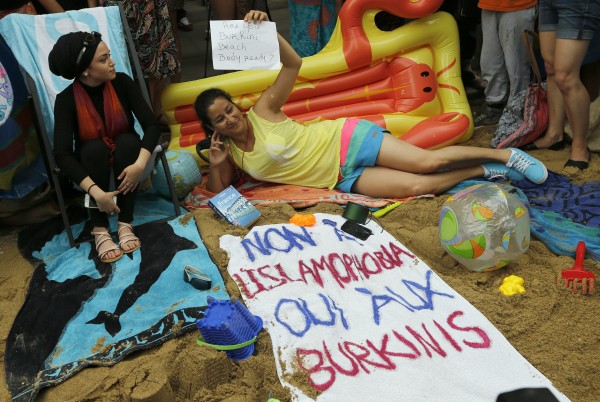 Top French court makes initial ruling to suspend burkini ban