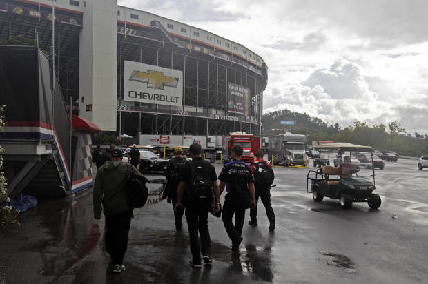 NASCAR Sprint Cup race at Bristol underway after long delay