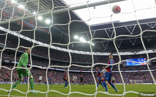 Jesse Lingard scores the second goal for Manchester United