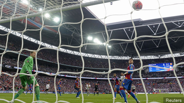 Jesse Lingard scores the second goal for Manchester United