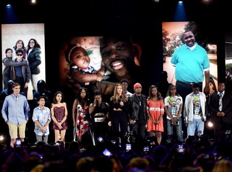 Image Text
 POWERFUL MESSAGE Ne Yo and Jessica Alba with teenagers who have lost family members to gun violence