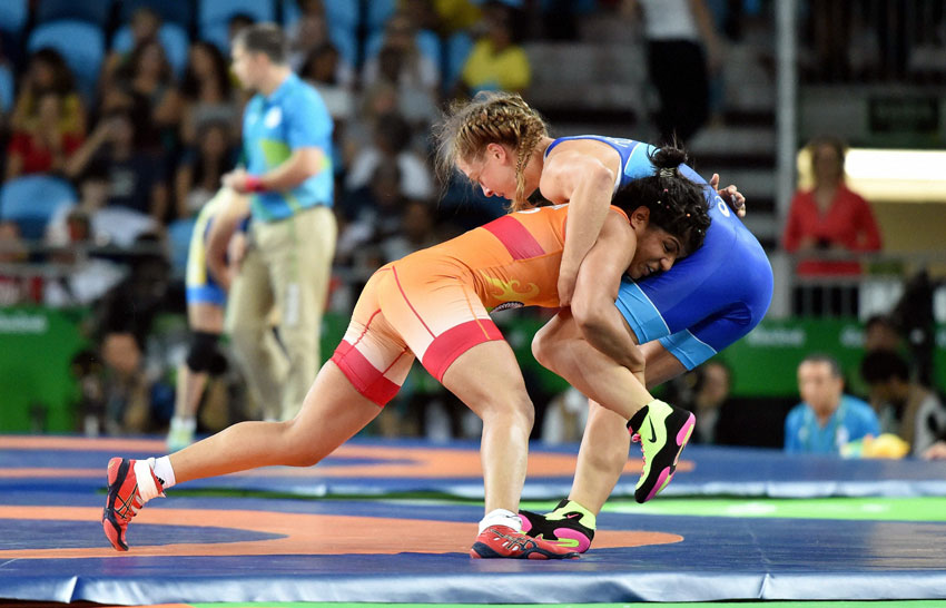 India's Sakshi Malik fights against Valeria Koblova of Russia during the quarterfinal match of Women's freestyle 58 kg at Summer Olympics 2016 in Rio de Janeiro Brazil Aug. 17