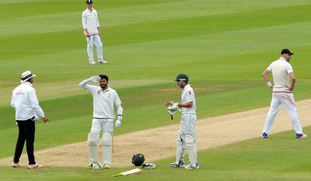 James Anderson turns his back as Younus Khan applauds Azhar Ali celebrating