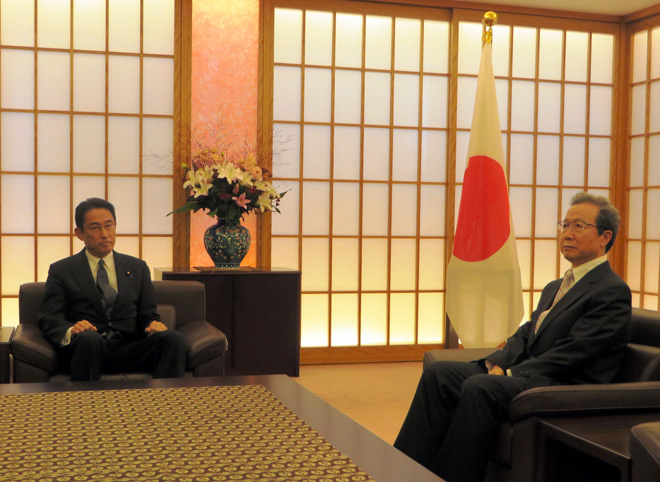 Japanese Foreign Minister Fumio Kishida left and Cheng Yonghua China’s ambassador to Japan at the Foreign Ministry in Tokyo on Aug. 9