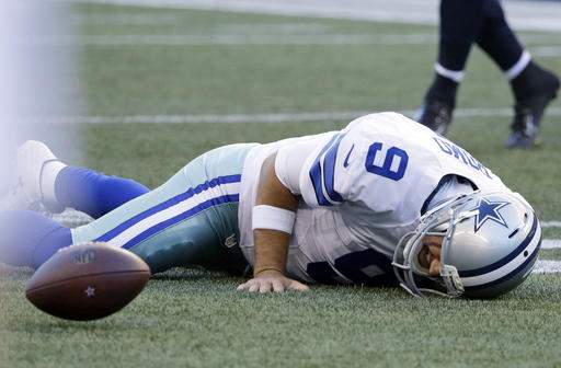 Cowboys' Romo leaves after getting pulled down awkwardly