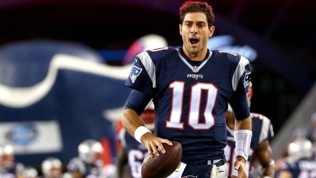 Jimmy Garoppolo prepares