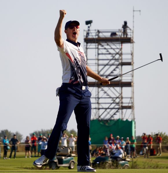 Justin Rose celebrates after sinking birdie putt on last hole