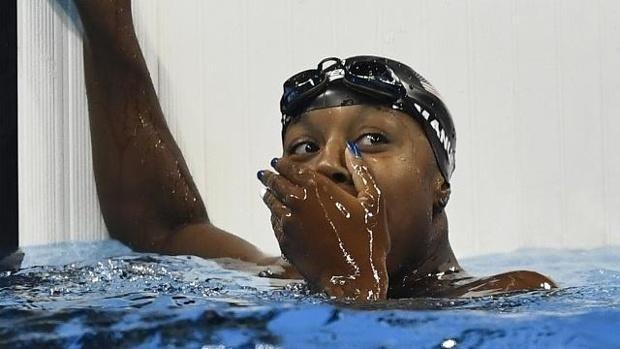 Simone Manuel Makes History As The First Black Woman To Win Gold In Olympic Swimming! Watch Her Tearful Medal Ceremony!