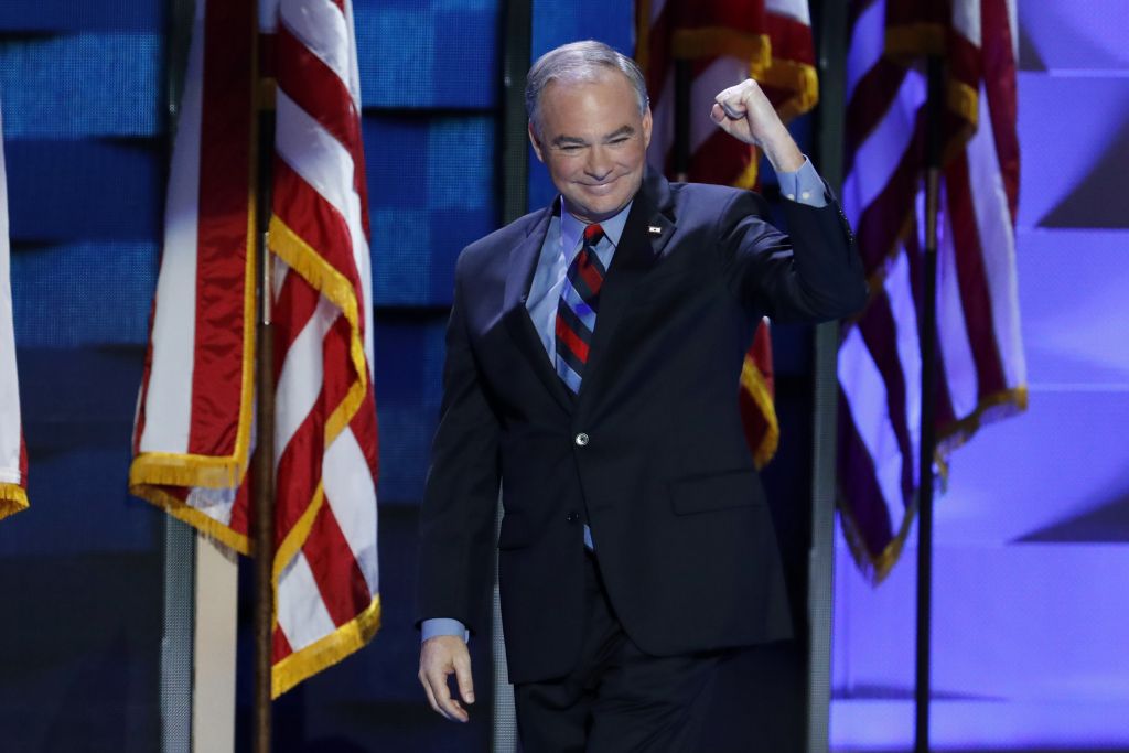 Clinton, Kaine begins bus tour