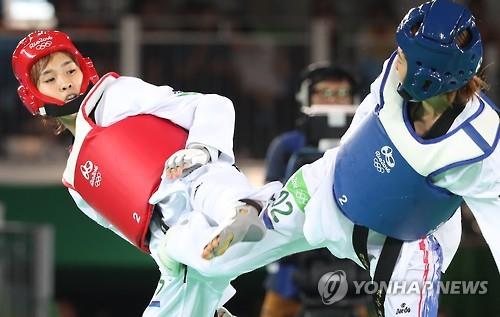 South Korea's Kim So-hui battles Panipak Wongpattanakit of Thailand in the quarterfinals of women's-49kg taekwondo at the Rio de Janeiro Olympics on Aug. 17 2016