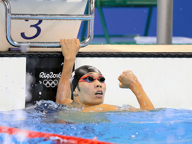 Kosuke Hagino celebrates winning the men's 400-meter individual medley race on Aug. 6