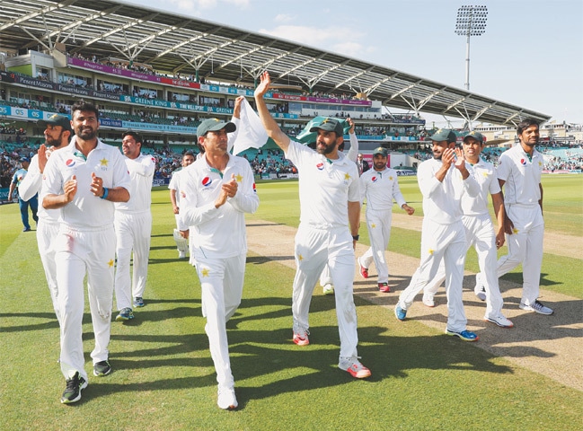 LONDON Pakistan team members do a lap of honour around the ground after defeating England in the fourth Test at The Oval on Sunday.—AP