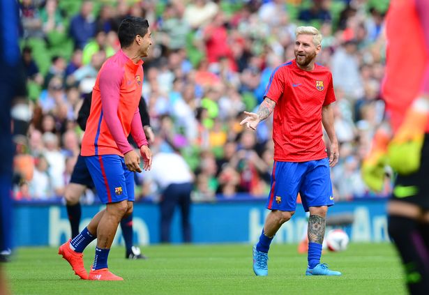 Luis Suárez and Lionel Messi warm up on the pitch