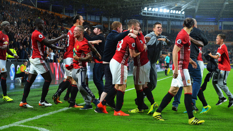 Manchester United celebrate Marcus Rashford's late winner at Hull City