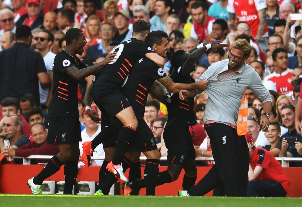 LONDON ENGLAND- AUGUST 14 Sadio Mane of Liverpool and team mates celebrate his goal with Jurgen Klopp Manager of Liverpool during the Premier League match between Arsenal and Liverpool at Emirates Stadium