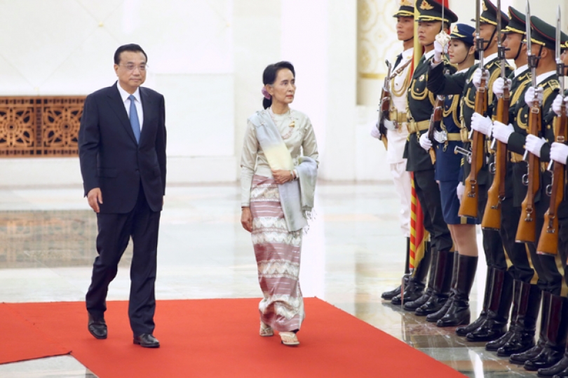 Premier Li Keqiang welcomes Myanmar State Counselor Aung San Suu Kyi during a ceremony at the Great Hall of the People on Thursday in Beijing. Wu Zhiyi  China Daily