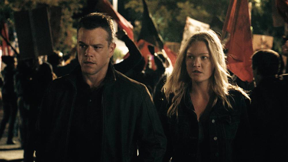 Matt Damon and Julia Stiles attempt to evade their pursuers in Jason Bourne