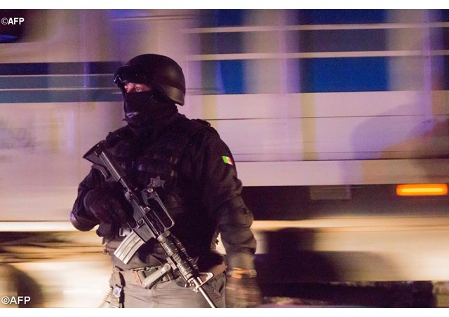 Mexican police stand guard on street during scurity operation in Bahia de Banderas Nayarit State Mexico on 16 August 2016.- AFP