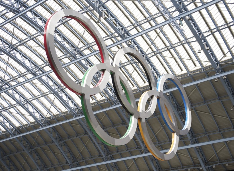 13.4. 2011. London prepares for the 2012 Olympics. Londons first set of giant Olympic Rings at St Pancras International station. The Olympic Rings are one of the worlds most recognisable logos. The five rings coloured blue yellow black green and red