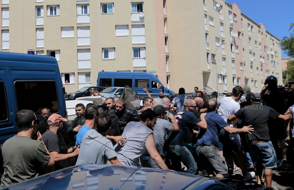 Five hurt in Corsica brawl clashes on the French island beach