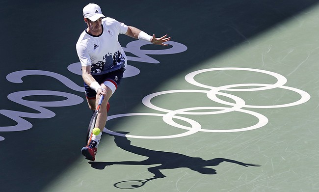 Murray reaches quarter-finals after Fognini scare