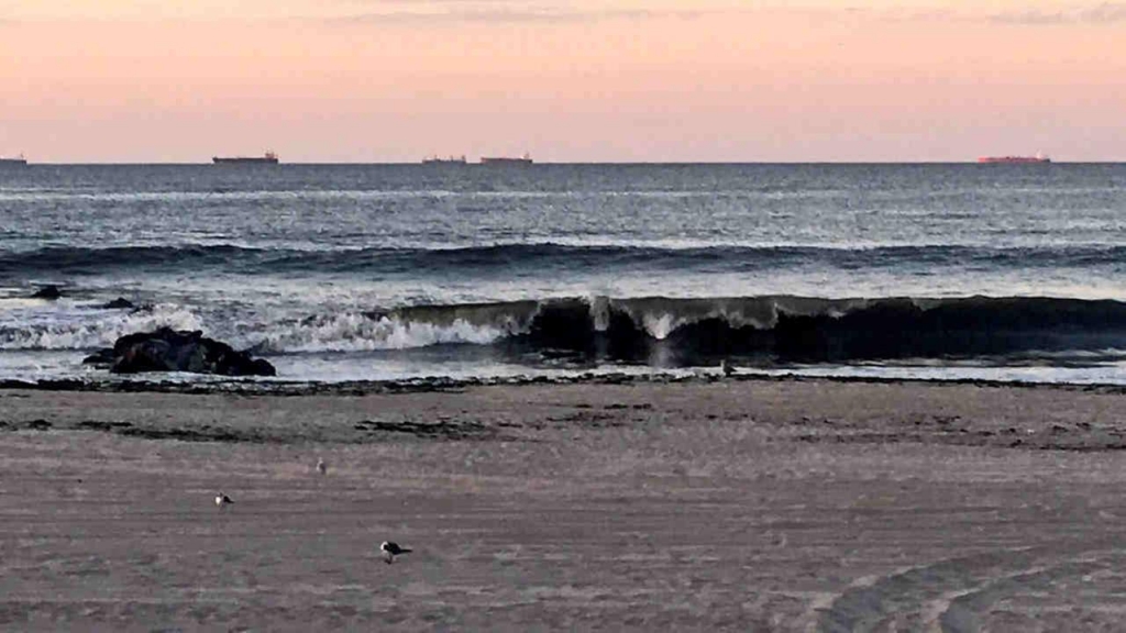 Long Beach temporarily closed to swimmers due to rip currents