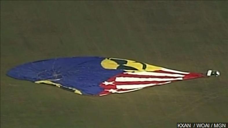 Hot air balloon crashes in Texas, 16 dead