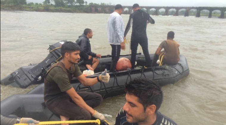 Naval divers locate wreckage of 2 buses near collapsed bridge