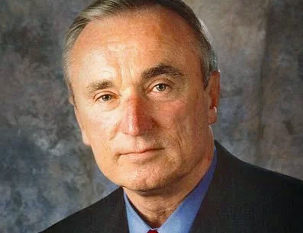 New York Police Commissioner William Bratton who served in the same role in the 1990s is resigning in September