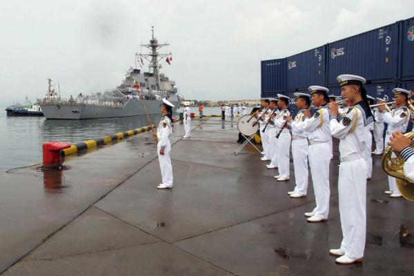 Chinese military band plays as the guided missile destroyer USS Benfold arrives in port in Qingdao in eastern China's Shandong Province