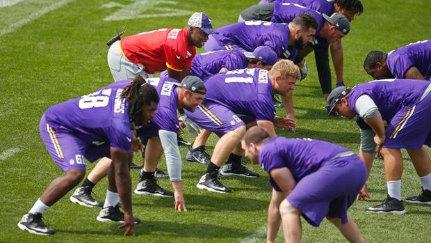 Report: The Vikings are giving their long-snapper $1 million per year