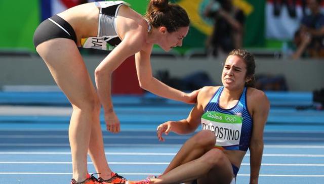 Nikki Hamblin of New Zealand helps fellow competitor Abbey D'Agostino of USA during the 5000m heats in Rio on Tuesday