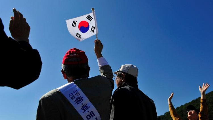 North Korean defectors release helium balloons during an anti North Korea rally in Paju