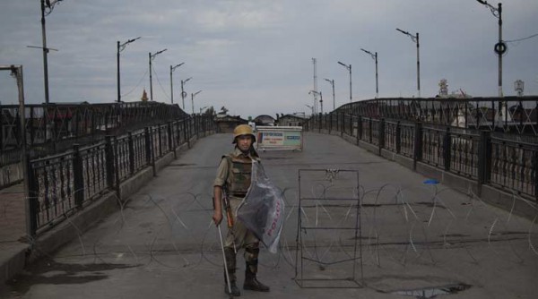 Indian forces seal roads in Kashmir to stop protest march