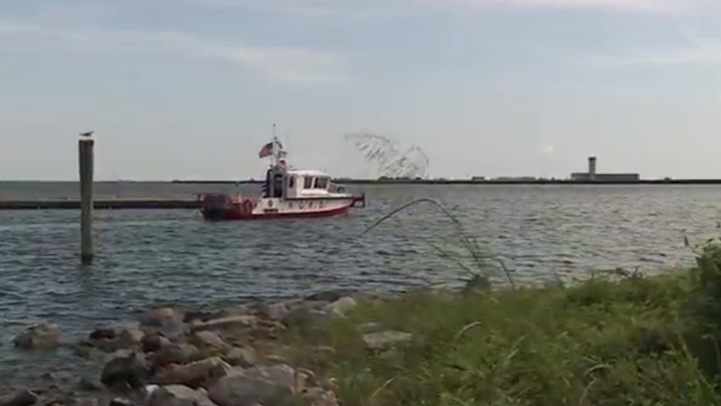 Plane crashes in Lake Pontchartrain, 1 rescued but 2 remain missing