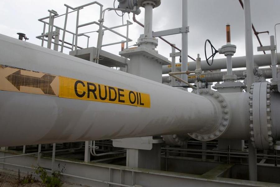 U.S. crude oil edges back over $40, but oversupply still weighs